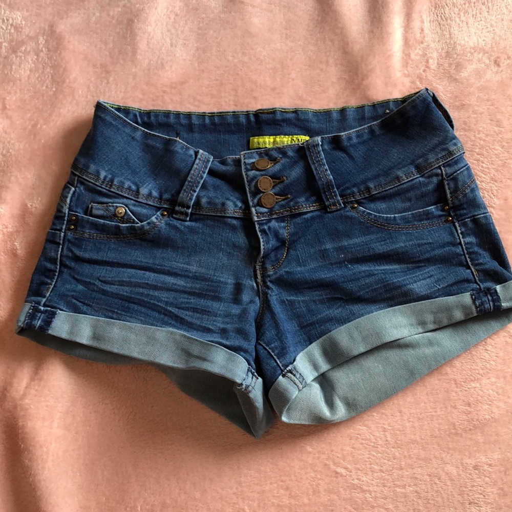 Wanna Betta Butt? YMI Jean Shorts 🌸